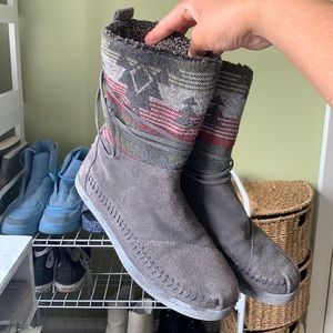 TOMS MOCCASIN BOOTS